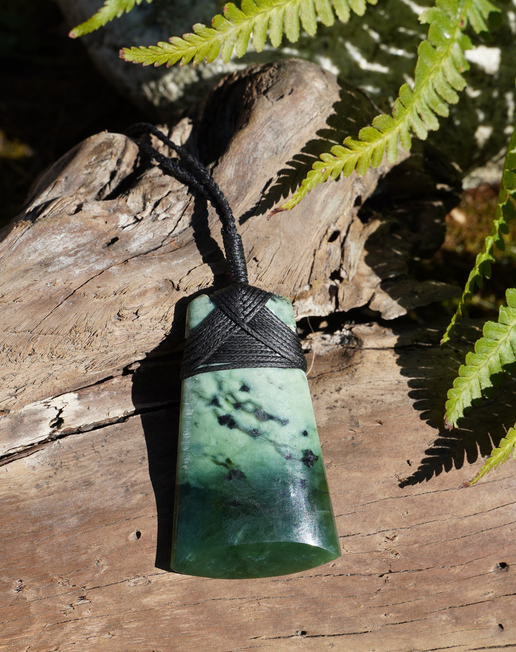 Toki - Azde NZ greenstone hand carved pendant. Symbolises strength, courage