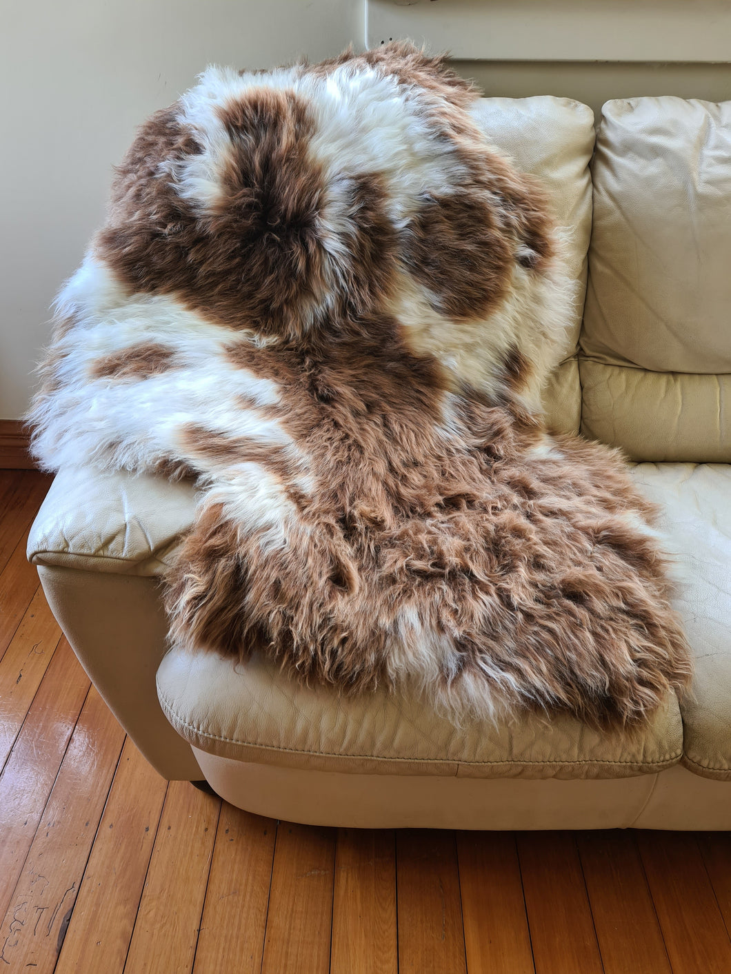 Naturally beautiful - Extra Large, Fabulous undyed sheepskin rug.  Large brown/white. 120cm