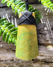 Load image into Gallery viewer, Toki - Azde NZ greenstone pendant. Hand carved. Symbolises strength, courage
